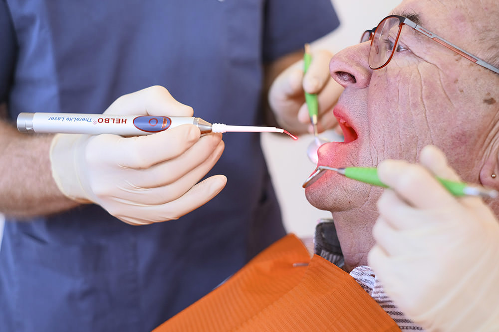 Zahnarzt Bensheim - Dr. Spurzem - Parodontologie - Photodynamische Therapie mit dem Helbo Laser